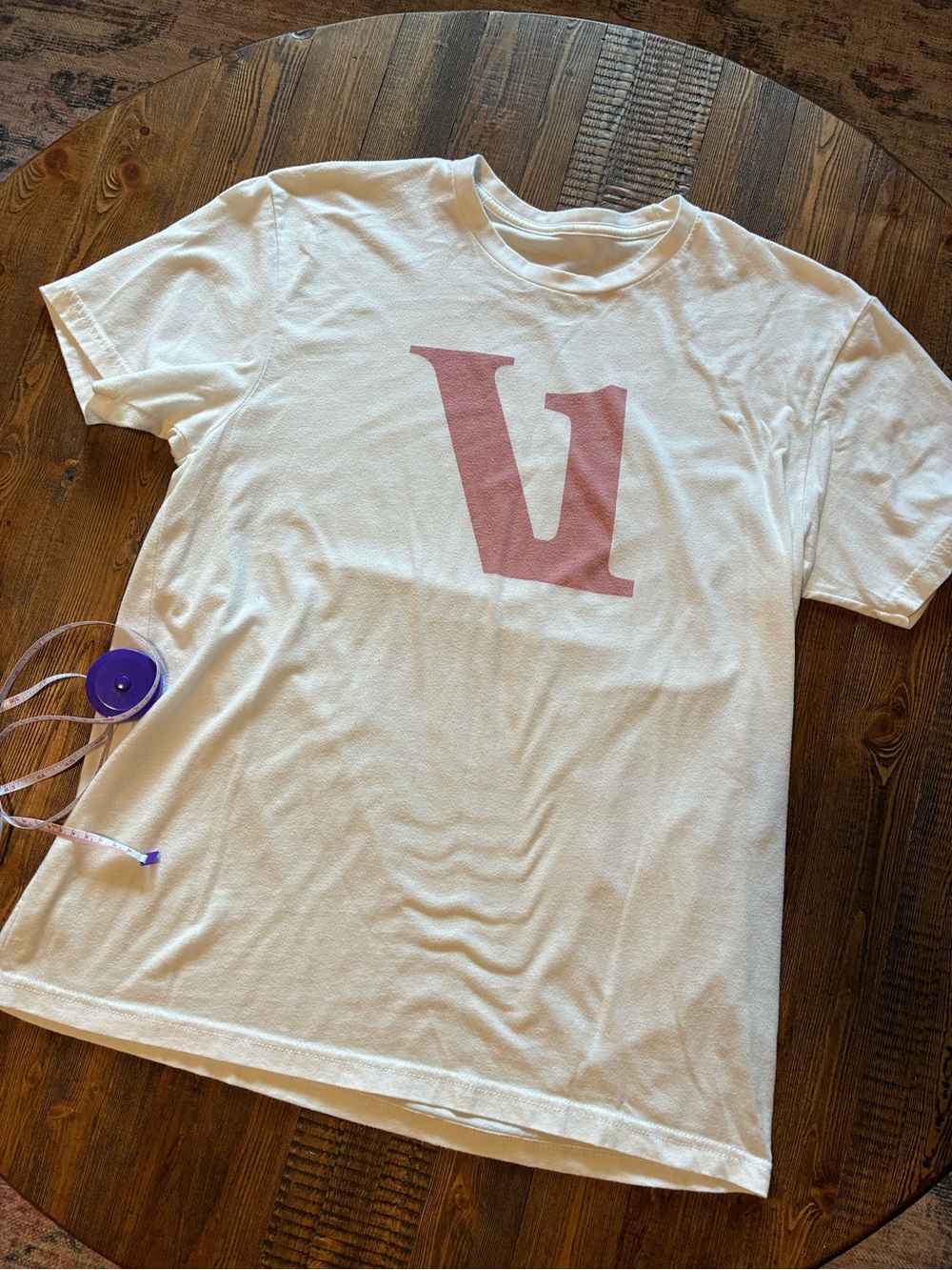 Vuori Cream/White Short-Sleeve Tee with light maroon 'V' Graphic